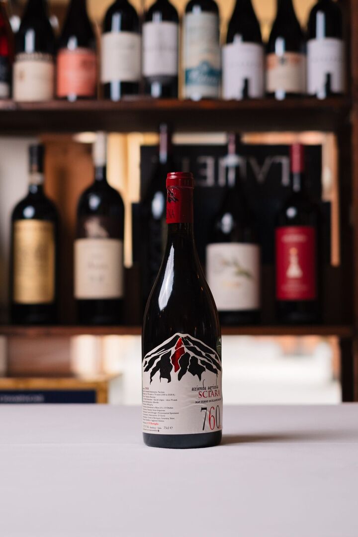 Interni della cantina del ristorante La Fricca con bottiglie di vino pregiate