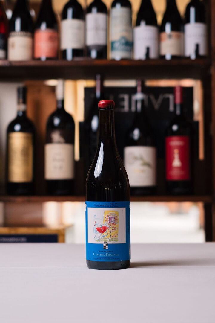 Dettaglio scaffalatura vini nella cantina del ristorante