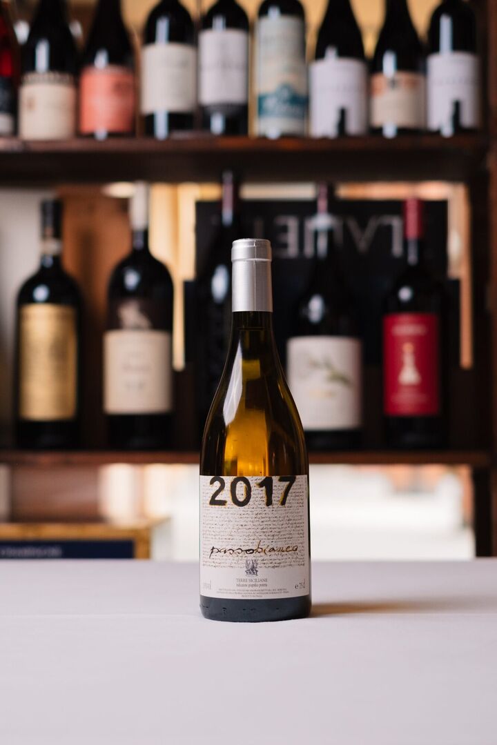 Assortimento di bottiglie selezionate nella cantina La Fricca