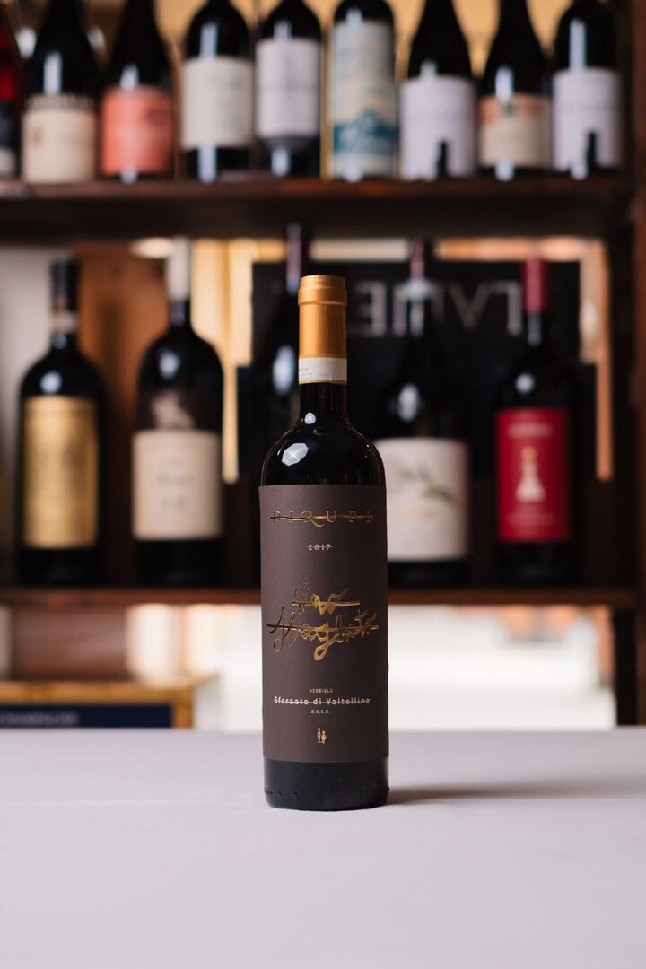 Esposizione di vini pregiati nella cantina del ristorante La Fricca