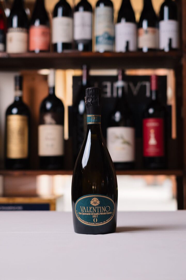 Particolare dell'organizzazione della cantina con etichette in vista