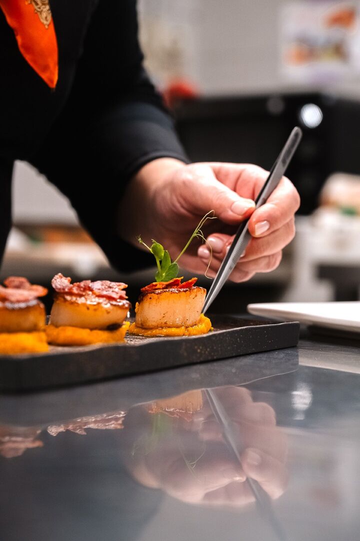 Piatto gourmet con finitura elegante del ristorante La Fricca