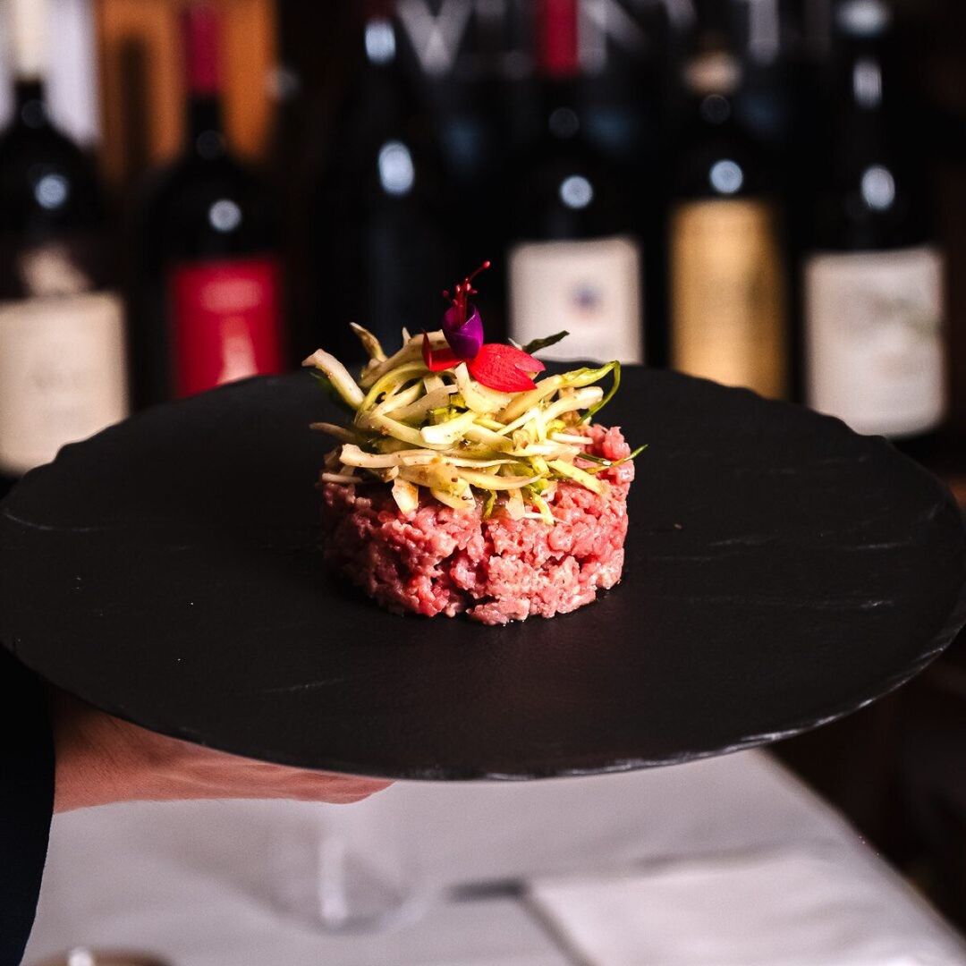 Presentazione raffinata di un piatto stagionale della cucina La Fricca