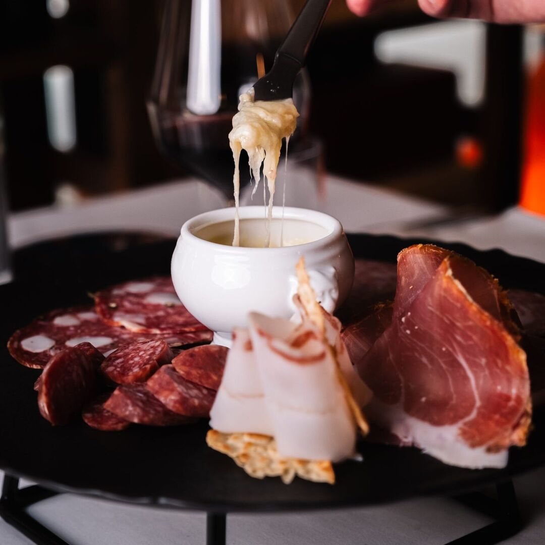 Interno elegante del ristorante La Fricca con tavoli apparecchiati