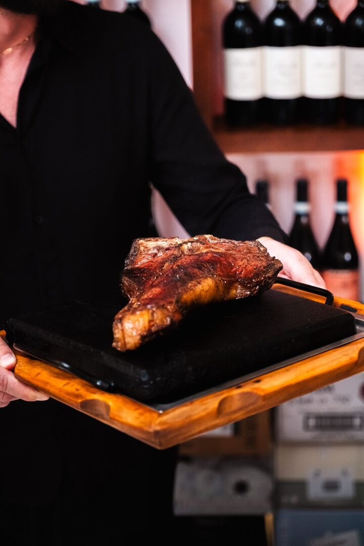 Dettaglio della preparazione della carne Wagyu al ristorante La Fricca